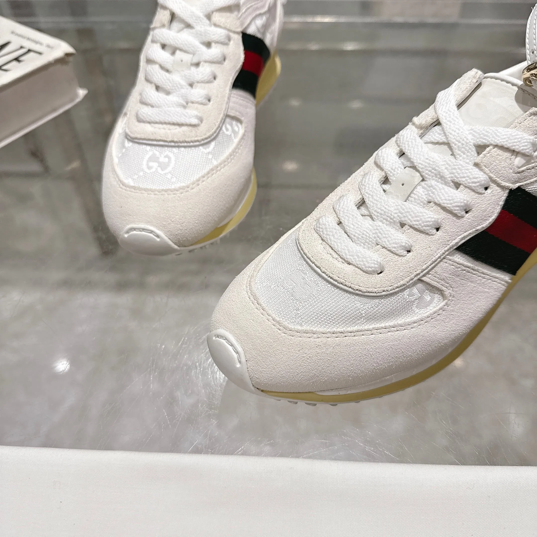 👟👟Ex-factory price 640👟👟 2025 dynamic item👍Light and flexible outsole has been specially treated🌹Permeated with a strong retro style💋Removable and adjustable ankle strap. 👌The tongue is decorated with a 3D Gucci logo created by high-frequency embossing technology❤The fabric lining is comfortable👏Breathable👏Ultra-light vacuum foam sole, very lightweight🍎Size 35-40, fully packaged